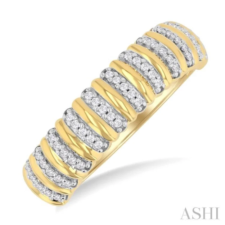 Women’s engagement rings with colored diamonds-1/6 ctw Ribbed Round Cut Diamond Fashion Ring in 14K Yellow Gold