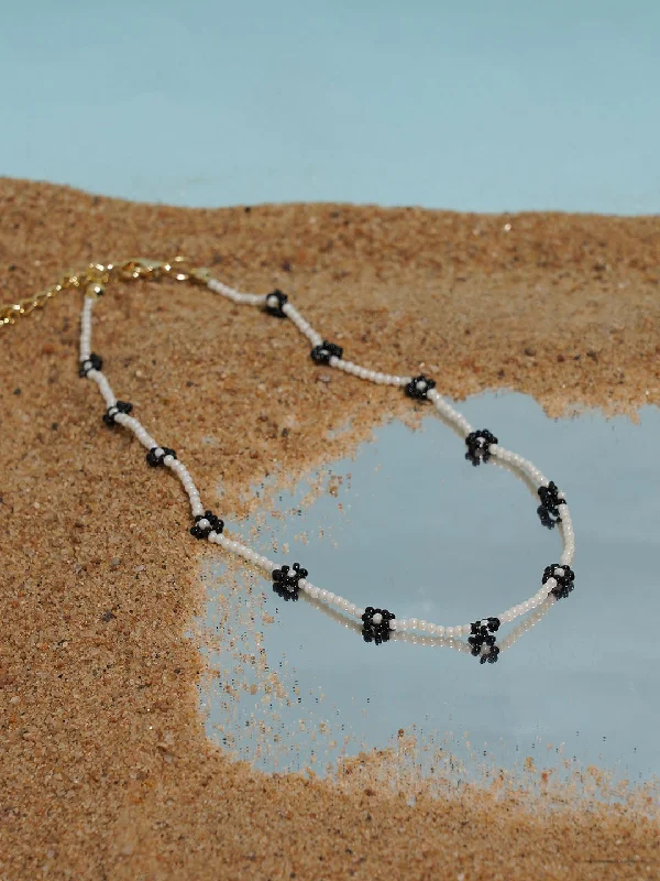 Women’s simple gold necklaces-Flower beaded black and white choker