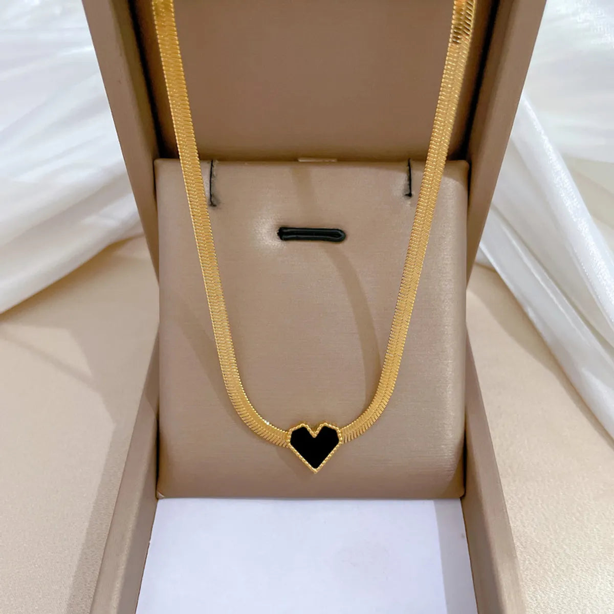 Women’s minimalist gold necklaces-Simple Style Classic Style Heart Shape Titanium Steel Necklace